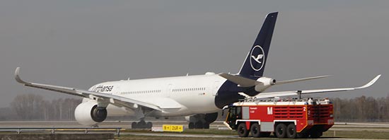 Wassertaufe für die Lufthansa A350-900 "Dortmund" vor dem Start auf einer der nördlichen Rollbrücken beim Terminal 2 (©Foto: Marikka-Laila Maisel)